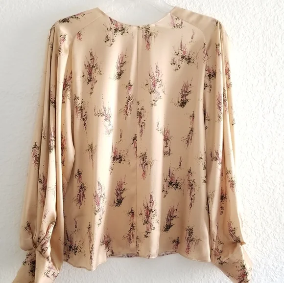 VINCE Wisteria Floral Silk Blouse Size M Medium Cream Tan Beige - Picture 2 of 8